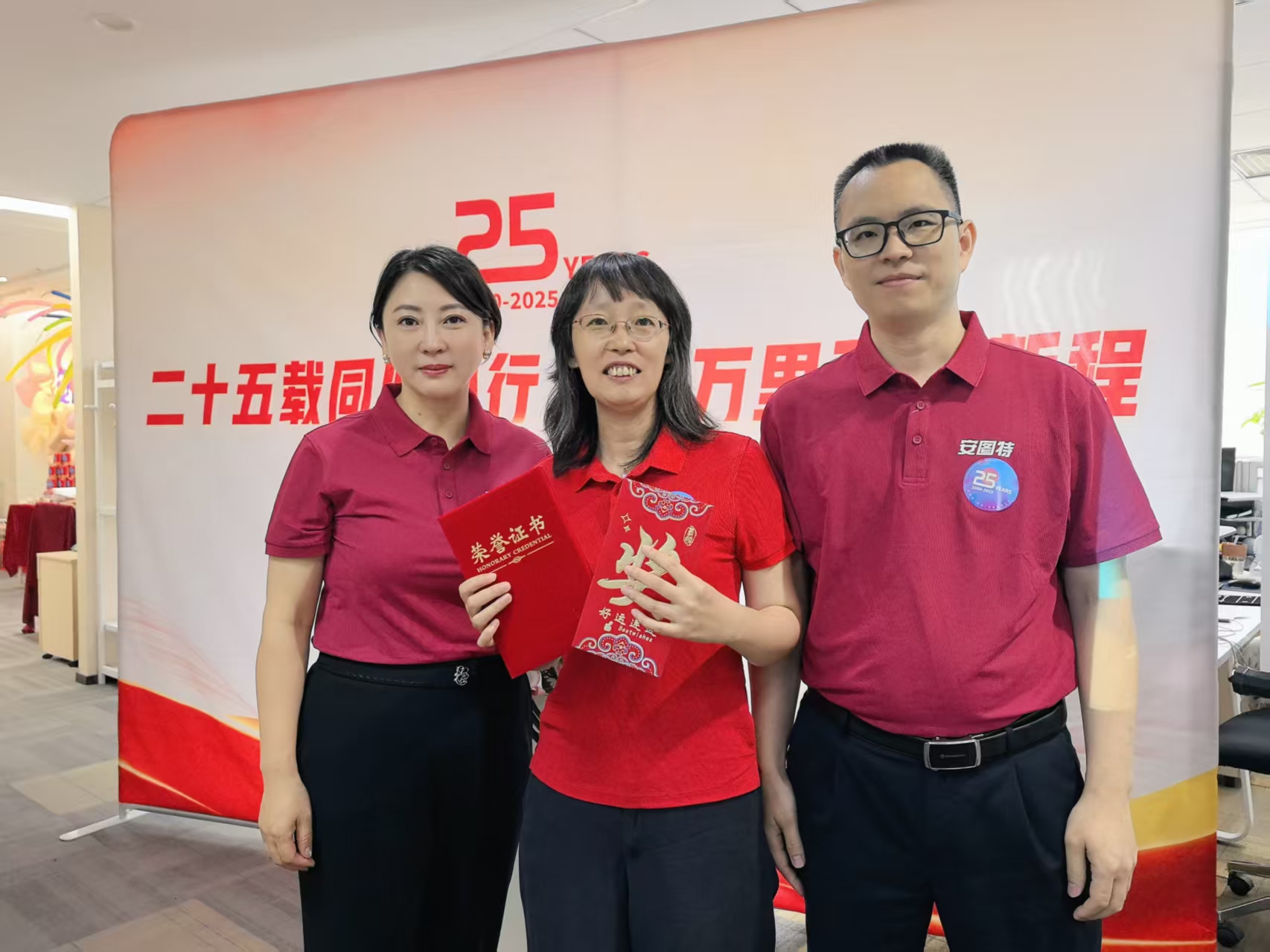 代表合影2.jpg